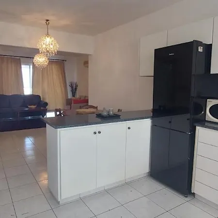 Spacious 2 Bedroom Lägenhet Pégeia